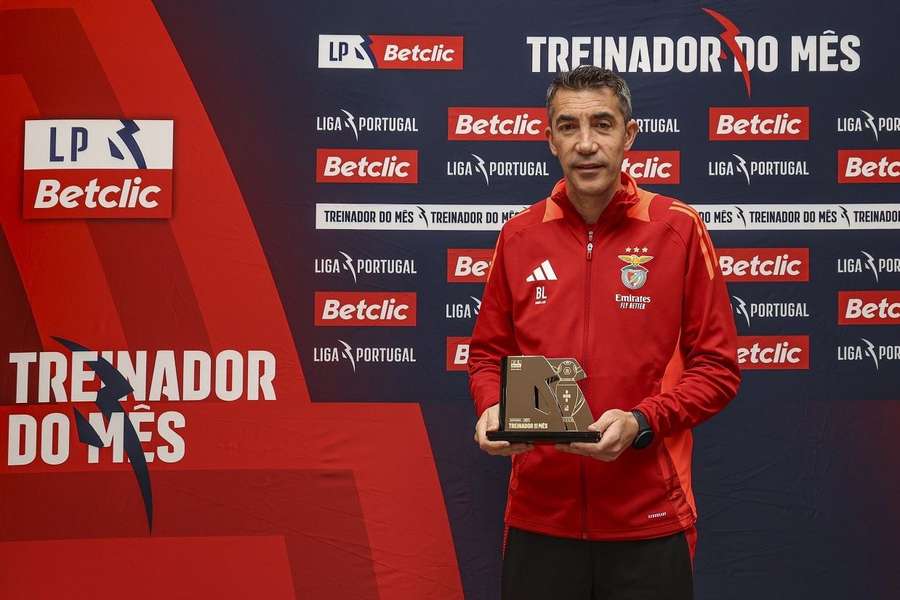 Bruno Lage, treinador do Benfica, com o prémio da Liga