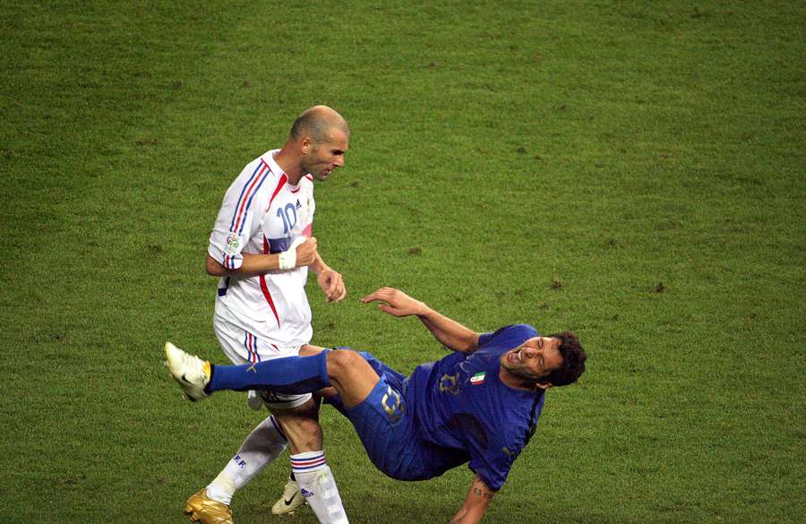 La famosa testata di Zidane a Materazzi nella finale di Germania 2006 La famosa testata di Zidane a Materazzi nella finale di Germania 2006