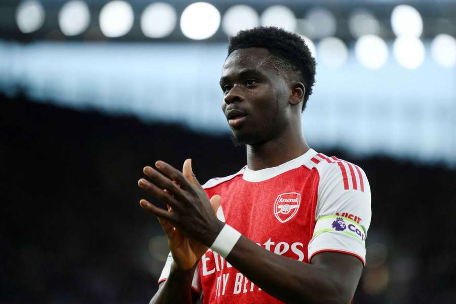 Bukayo Saka ausente do treino do Arsenal