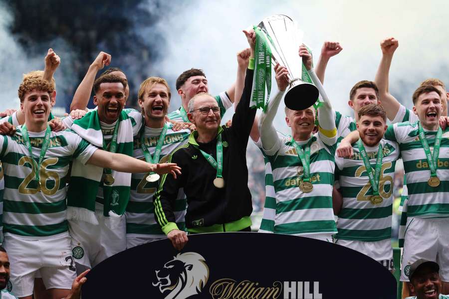 Martin O'Neill lifts the league trophy with his Celtic players
