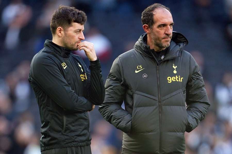 Ryan Mason (L) en voormalig interim-trainer Cristian Stellini