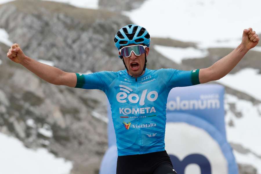 Giro: uno strepitoso Davide Bais vince la settima tappa