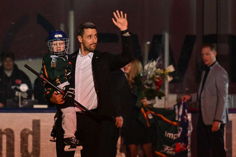 Dennis Endras im Dezember beim Spiel von Augsburg gegen Mannheim.