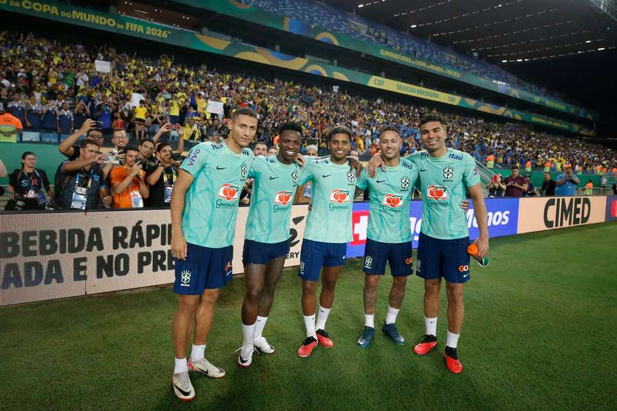 Richarlison ao lado das estrelas da Seleção Brasileira