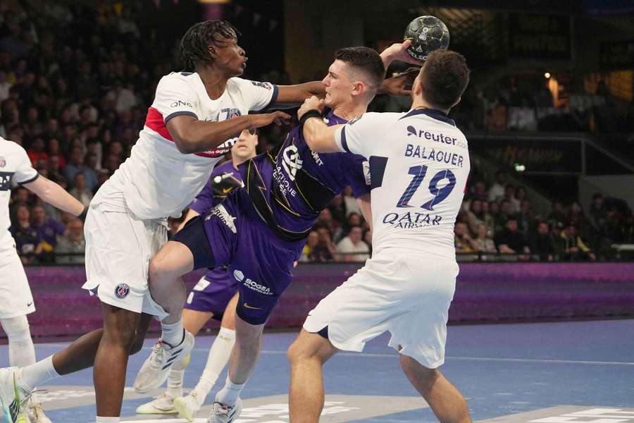 Aymeric Minne face à Wallem Peleka et David Balaguer lors de la finale de la Coupe de France.