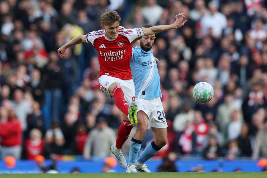 Odegaard em ação perante Bernardo Silva