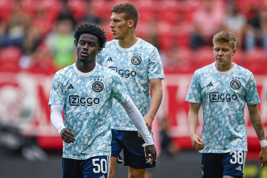 Gabriel Misehouy (l.) voorafgaand het competitieduel van Ajax bij FC Twente.