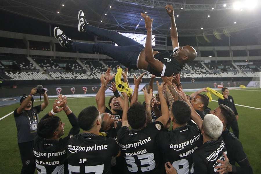 Cláudio Caçapa comandou o Botafogo em quatro vitórias
