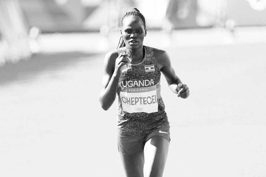 Rebecca Cheptegei (esq.) durante maratona em Paris