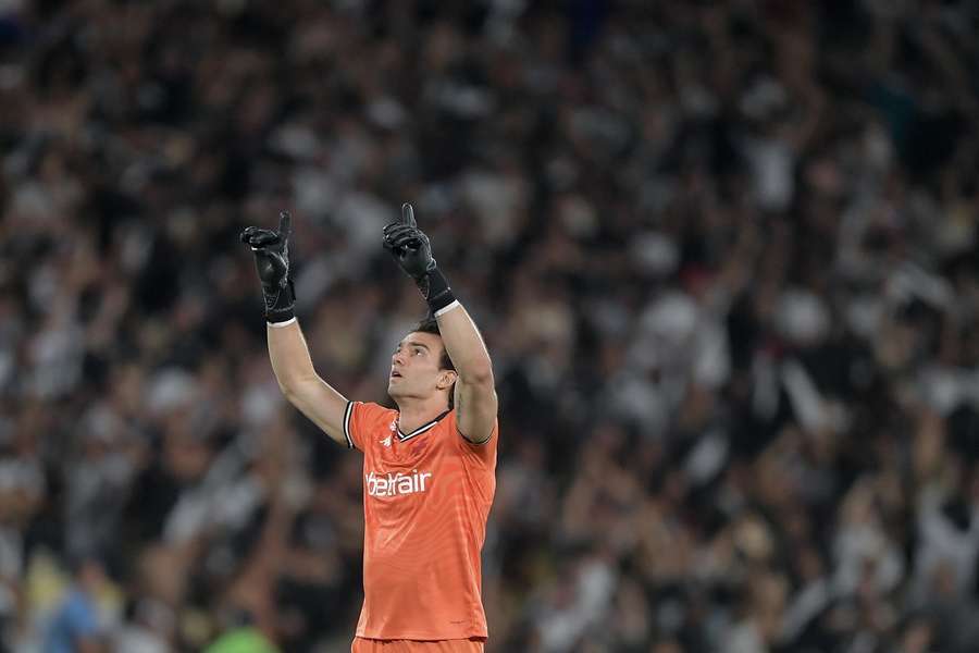 Léo Jardim defendeu duas cobranças de penalidade Léo Jardim defendeu duas cobranças de penalidade