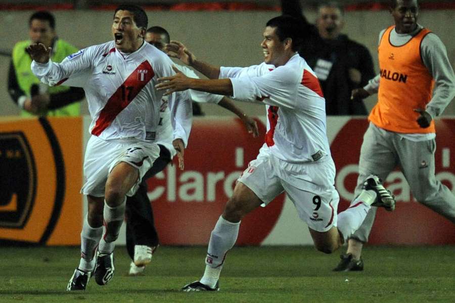 Johan Fano, cantando un gol durante la ronda clasificatoria para el Mundial de 2010 en Lima