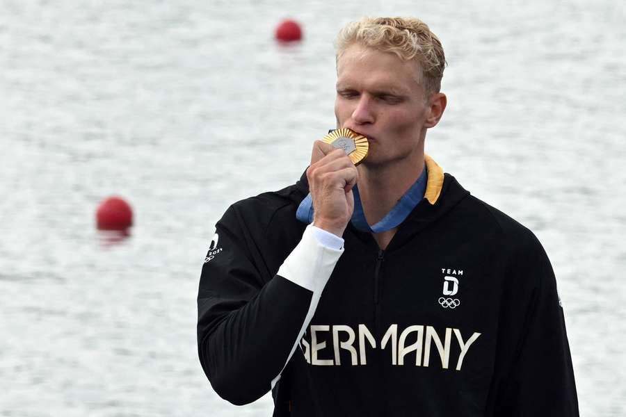 Zeidler küsst seine Goldmedaille.