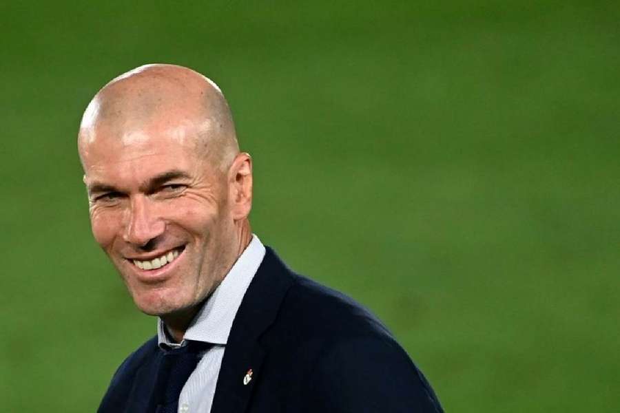 Zidane admira o jogo de Modric e Benzema.