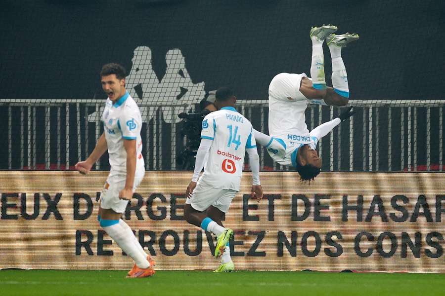 Aubameyang em pleno salto