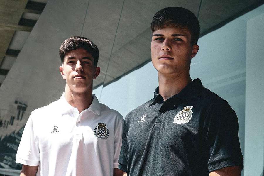 Alexandre Marques e Tomás Silva assinam contrato profissional com o Boavista