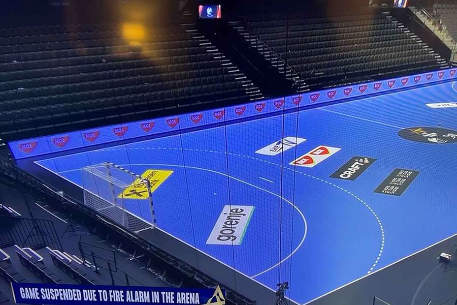 The arena was quickly cleared of all spectators when the firealarm sounded The arena was quickly cleared of all spectators when the firealarm sounded