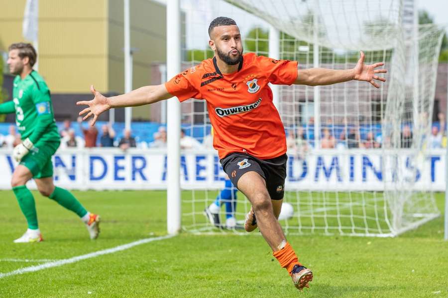 Ahmed el Azzouti van Katwijk viert de eerste treffer in de uitwedstrijd tegen FC Lisse