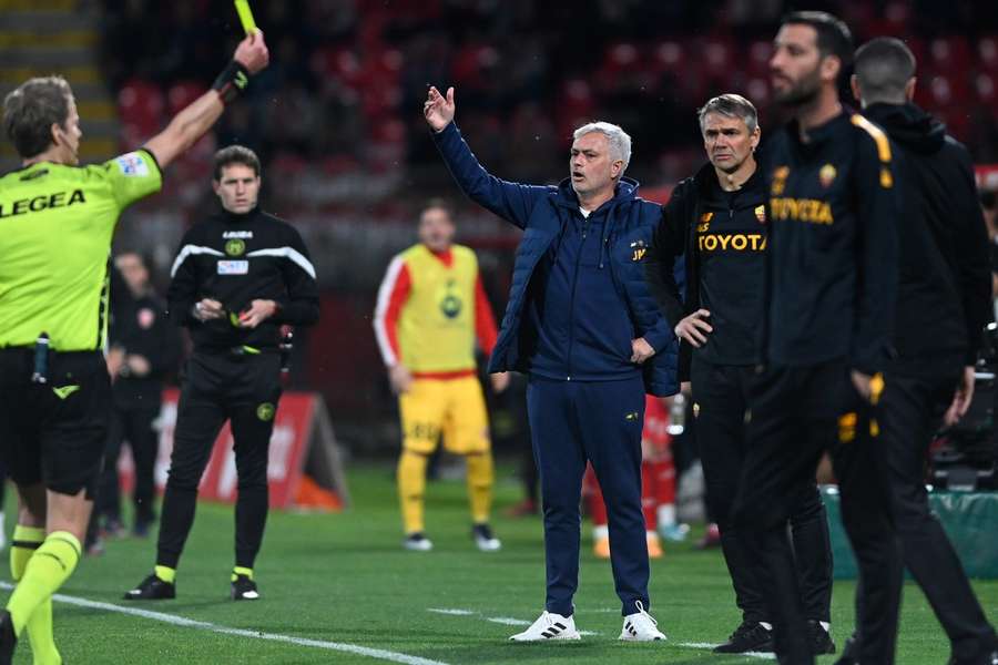 Mourinho během zápasu dostal žlutou kartu.