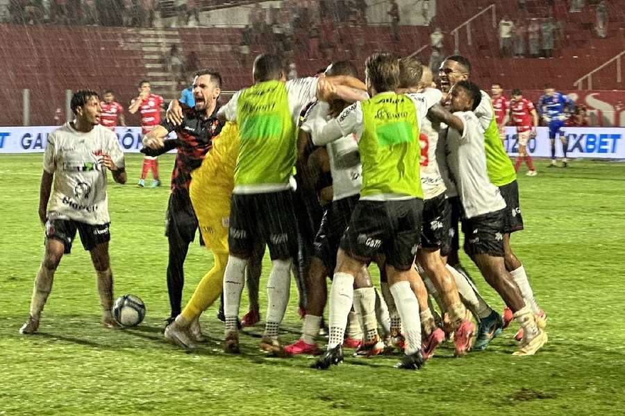 Jogadores do Ituano comemoram gol marcado por Vinícius Paiva, aos 54 minutos do segundo tempo