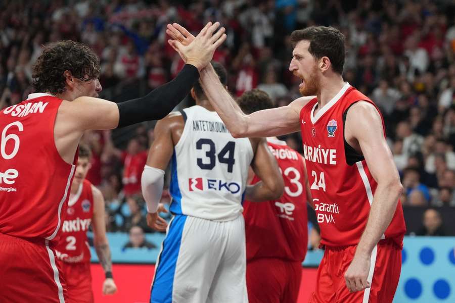 Ercan Osmani y Cedi Osman celebran una canasta ante Grecia
