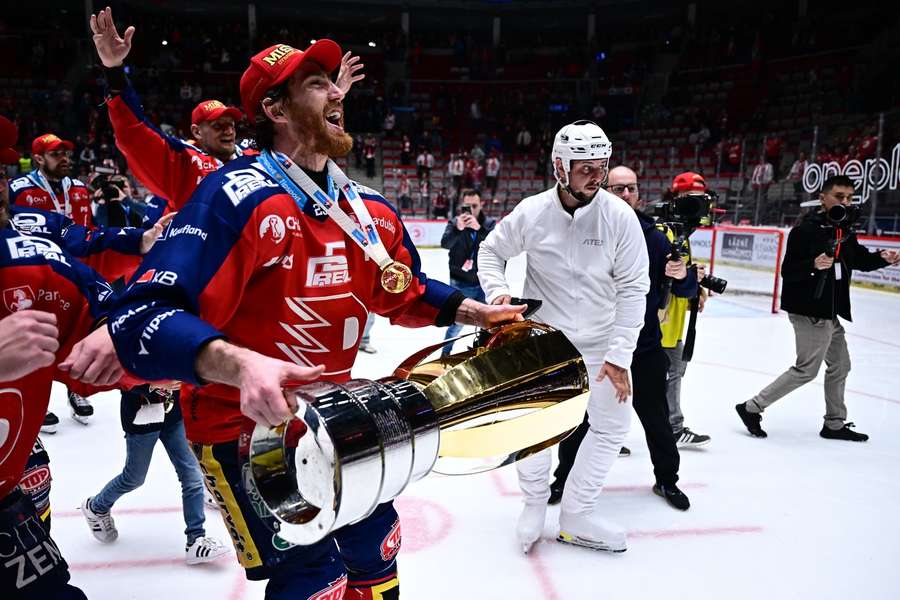 Sedlák s trofejí pro mistra extraligy.