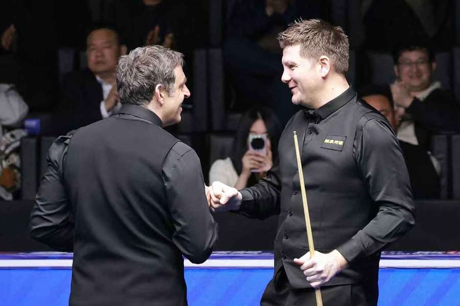 Ryan Day (r.) gratuliert Ronnie O'Sullivan. Ryan Day (r.) gratuliert Ronnie O'Sullivan.
