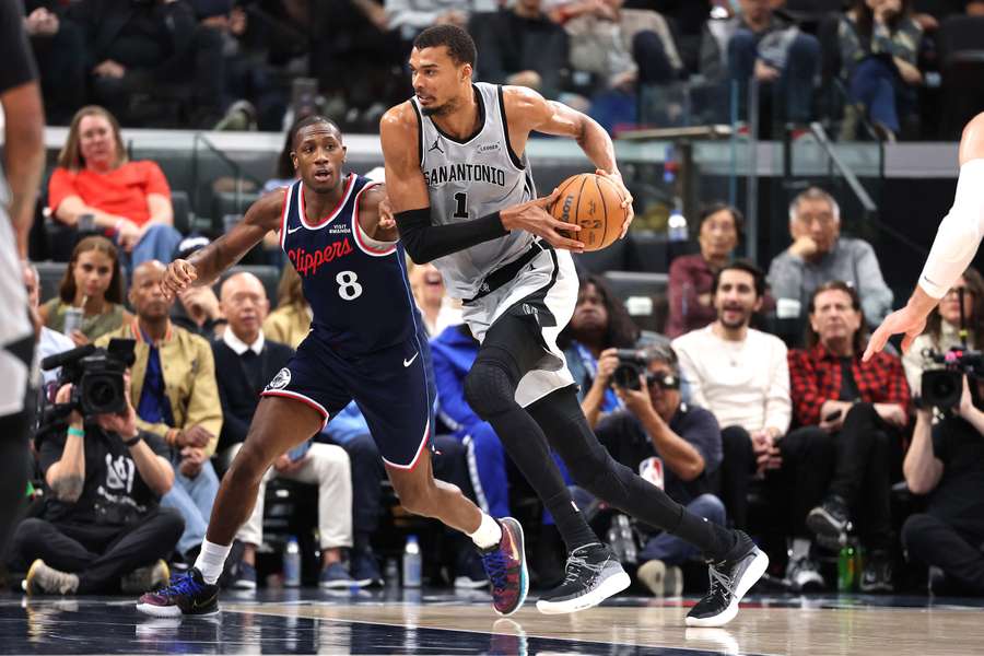 Los Spurs remontan y vencen