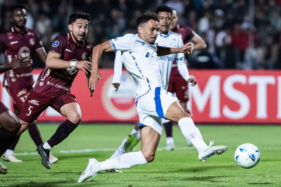 Cruzeiro e Mushuc fizeram partida de baixo nível técnico no Equador