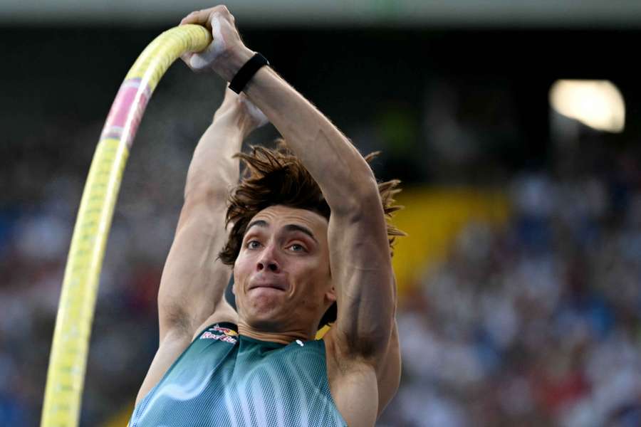 Armand Duplantis sprong 1 centimeter hoger dan de 6,25 meter uit Parijs