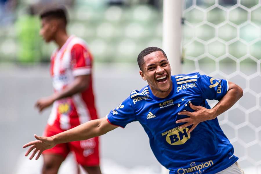 Vitor Roque foi revelado pelo Cruzeiro em 2021 Vitor Roque foi revelado pelo Cruzeiro em 2021