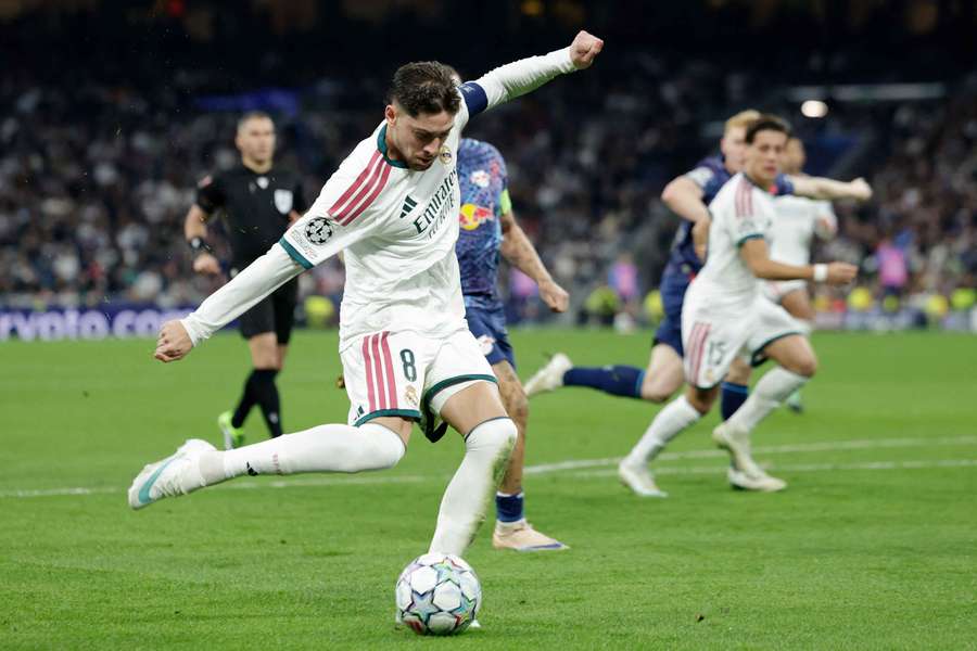 Fede Valverde completó un gran partido como lateral derecho ante el Leipzig