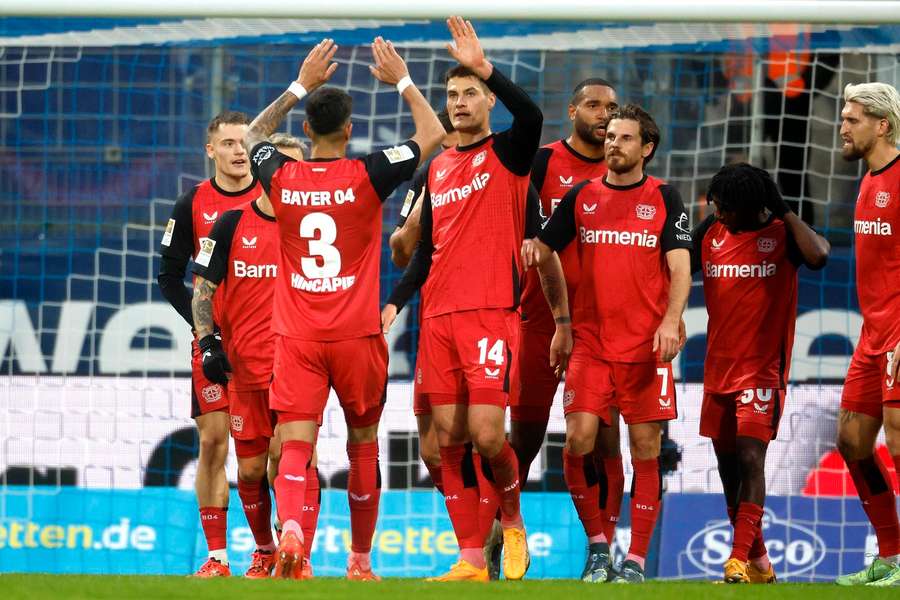 Patrik Schick přijímá gratulace ke gólu v Bochumi.