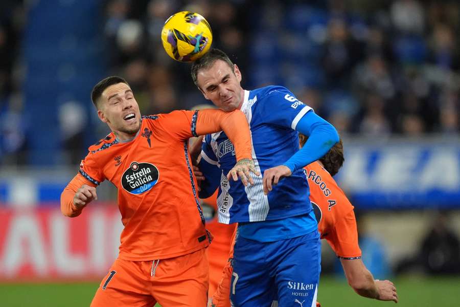 Kike García pugna por un balón con Ristic