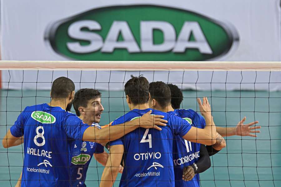 Sada Cruzeiro supera "pressão" e vence na estreia da Superliga