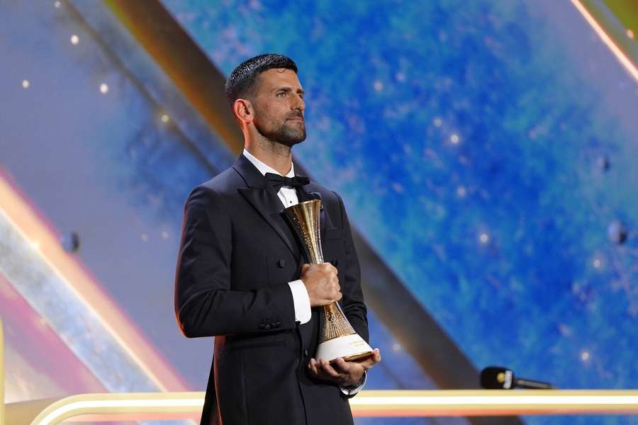 Djokovič během slavnostního ceremoniálu. Djokovič během slavnostního ceremoniálu.