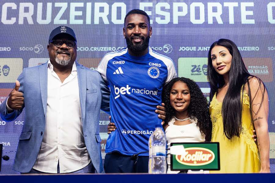 Marcão, pai de Gerson, ao lado do filho e família