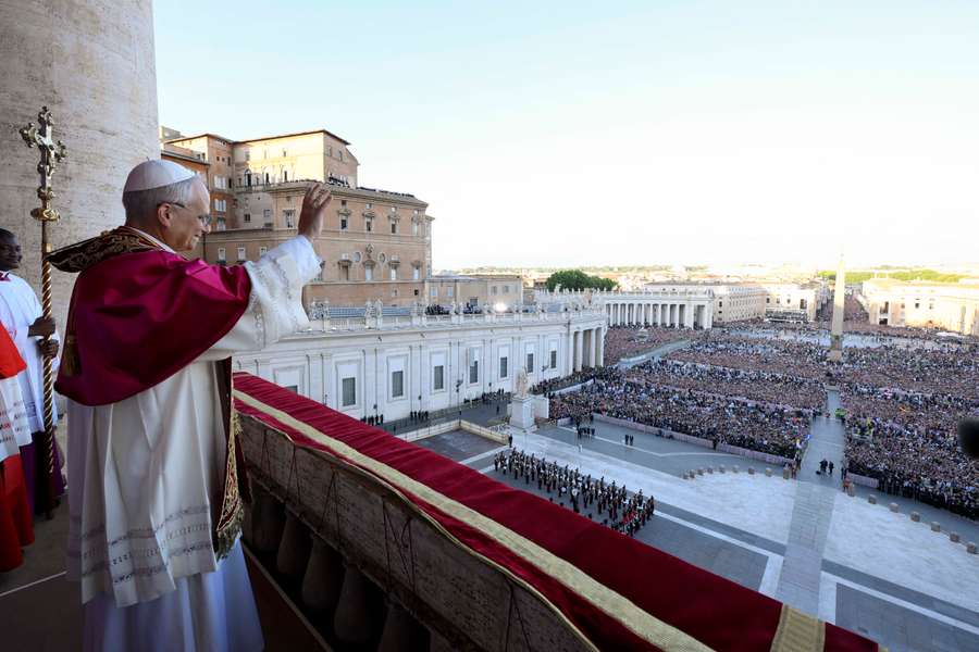 Papa Leone XIV affacciato su piazza San Pietro
