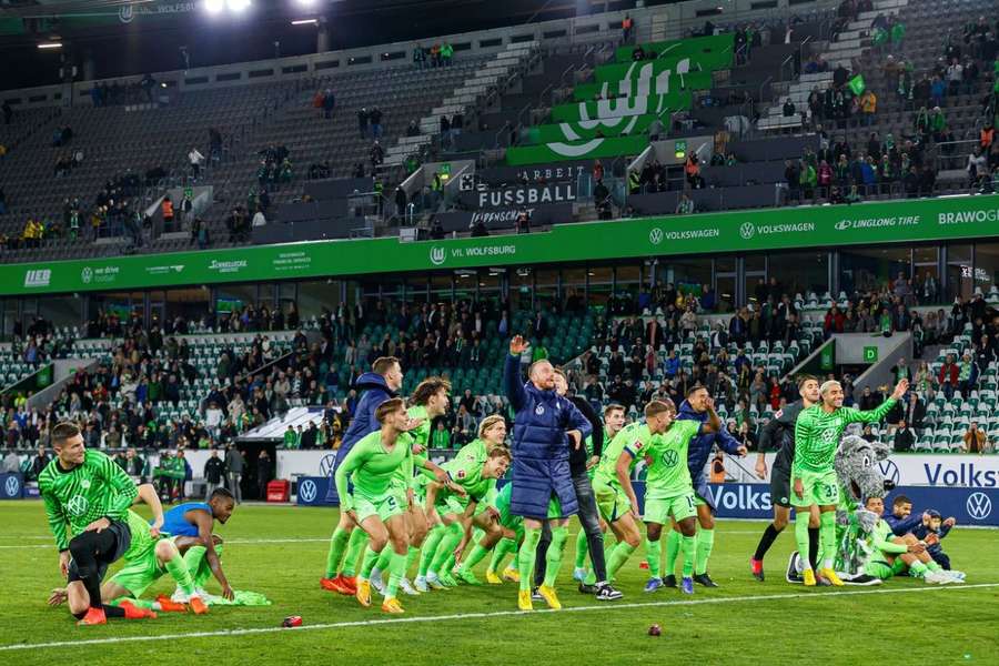 I giocatori del Wolfsburg esultano sotto la curva