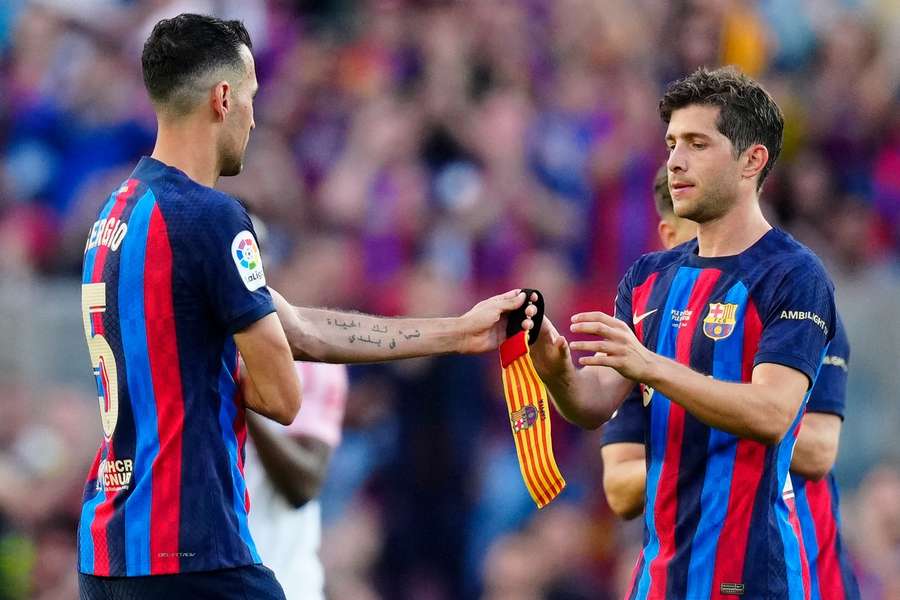 Sergio Busquets îi oferă banderola de căpitan lui Sergi Roberto