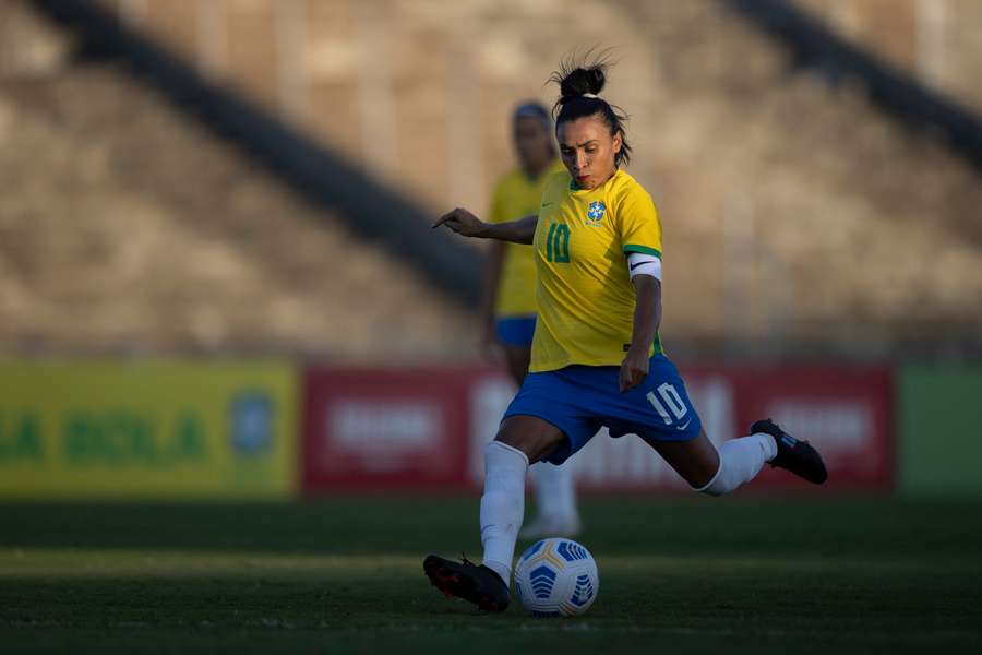 Marta ejecuta un lanzamiento de penalti