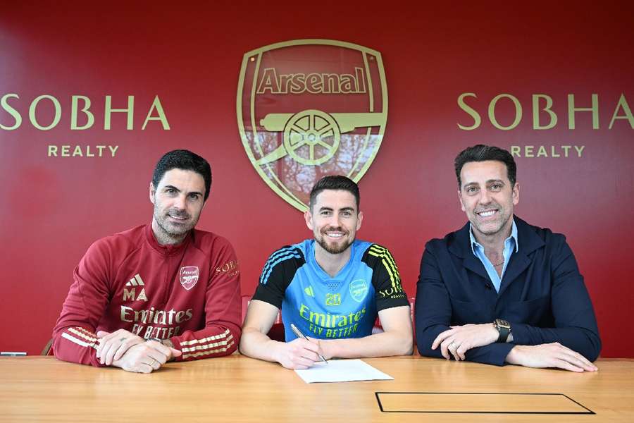 Jorginho ao lado do técnico Arteta e do diretor Edu Gaspar