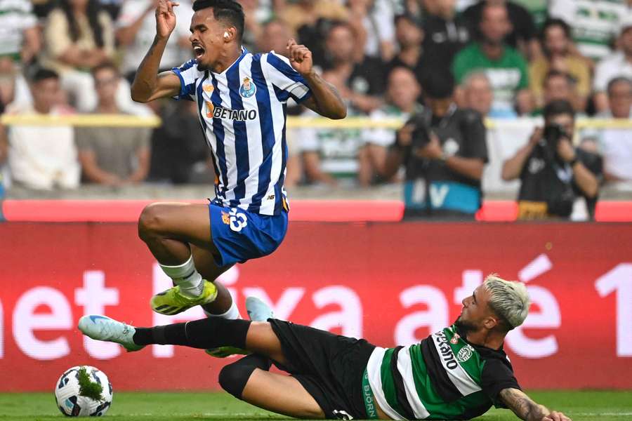 Galeno em ação perante Debast, central do Sporting