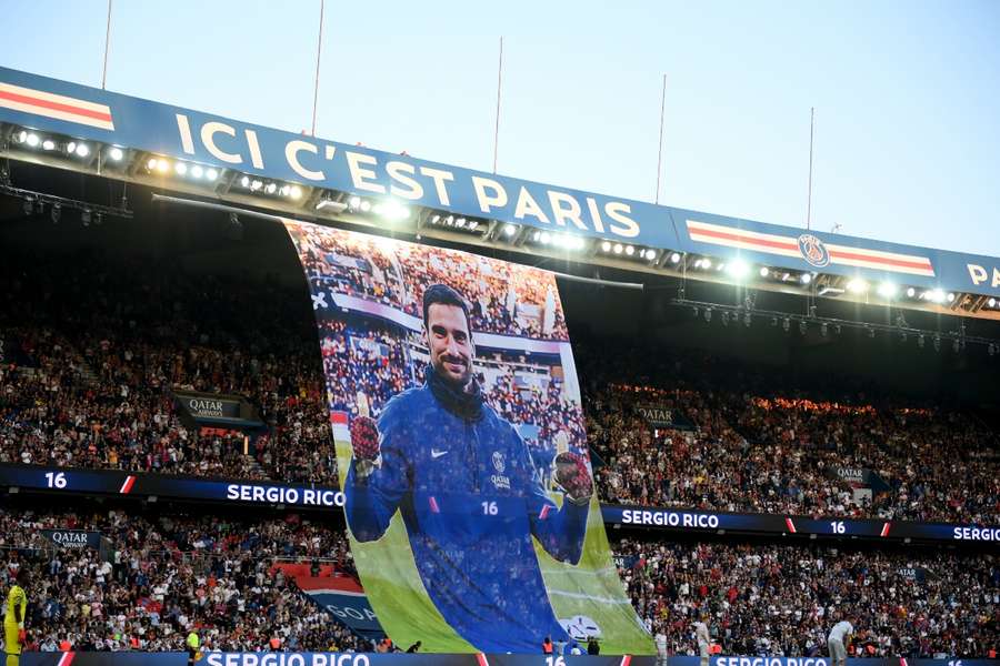 Homenaje a Sergio Rico en las gradas del Parque de los Príncipes en el último partido de liga. 