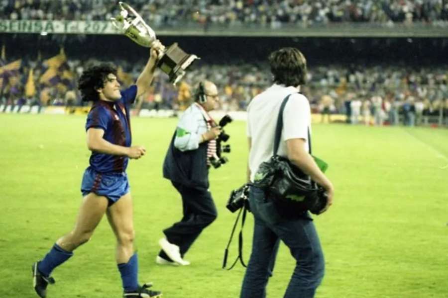 Maradona com o título da Taça da Liga em 1983