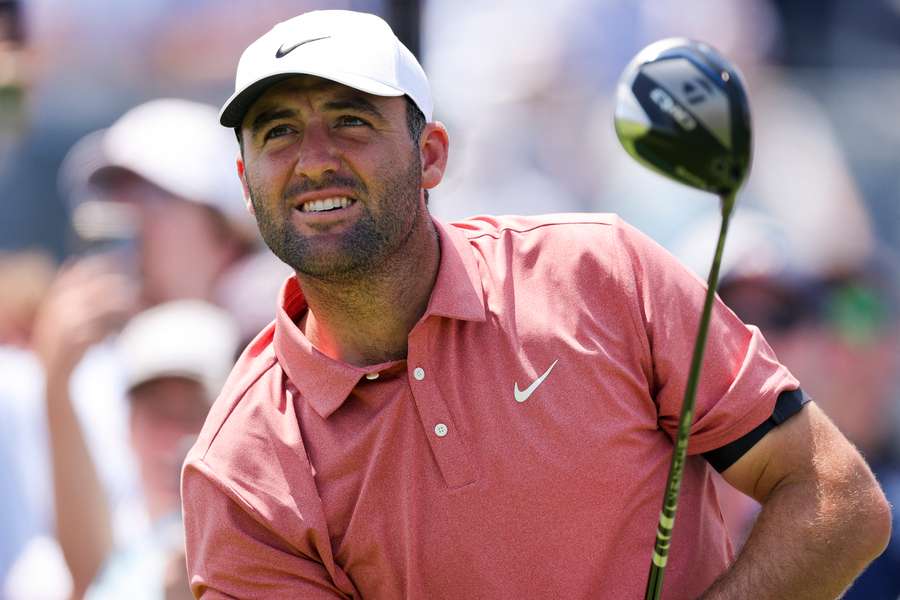 Scottie Scheffler juega un golpe durante su última ronda de prácticas en Oakmont para el 125º US Open