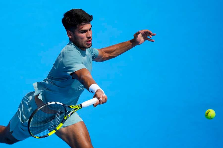 Alcaraz persigue una bola en su partido ante Dzumhur Alcaraz persigue una bola en su partido ante Dzumhur