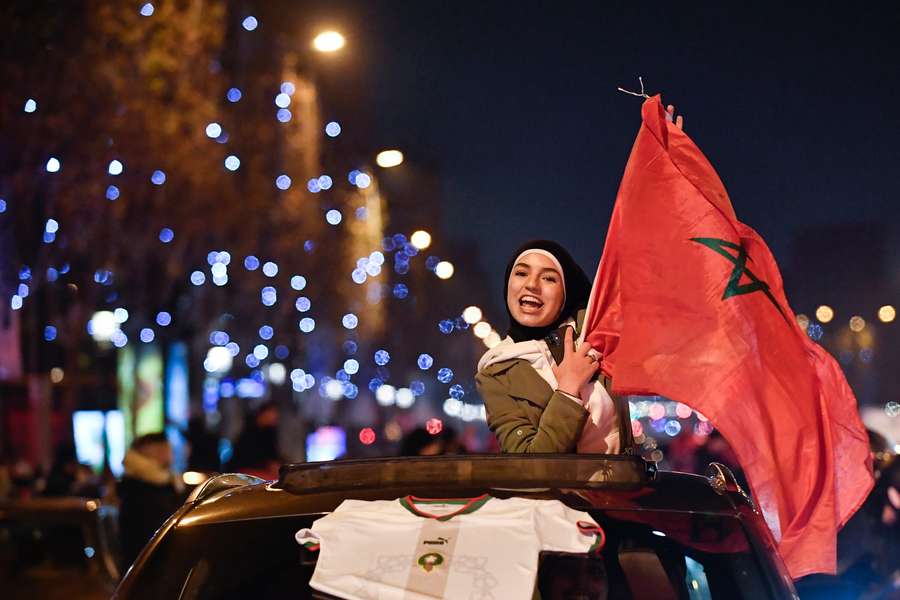 Torcedora marroquina celebra em Paris classificação para as quartas do Mundial