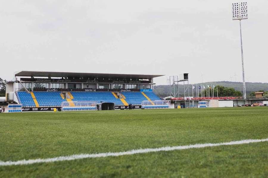 Bancada poente do Estádio Municipal de Rio Maior estará fechada na receção ao Benfica Bancada poente do Estádio Municipal de Rio Maior estará fechada na receção ao Benfica