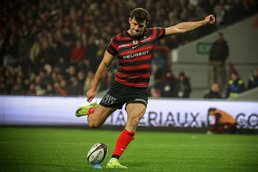 Blair Kinghorn lines up for a goal in Toulouse colours. Blair Kinghorn lines up for a goal in Toulouse colours.