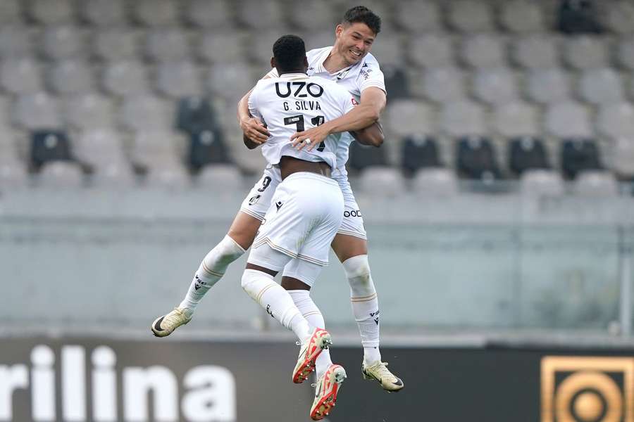 Jogadores do Vitória SC festejam golo
